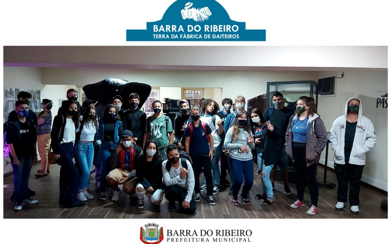 Alunos da Escola Fernando Hoff visita a exposição “Fantástica Fábrica de Gaiteiros.