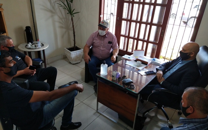 Prefeito recebe representantes do Bairro Passo Grande