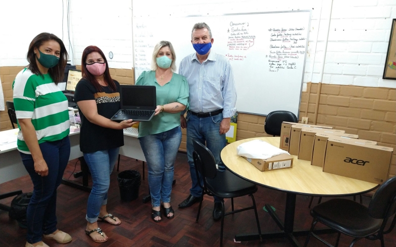Professores recebem notebooks!