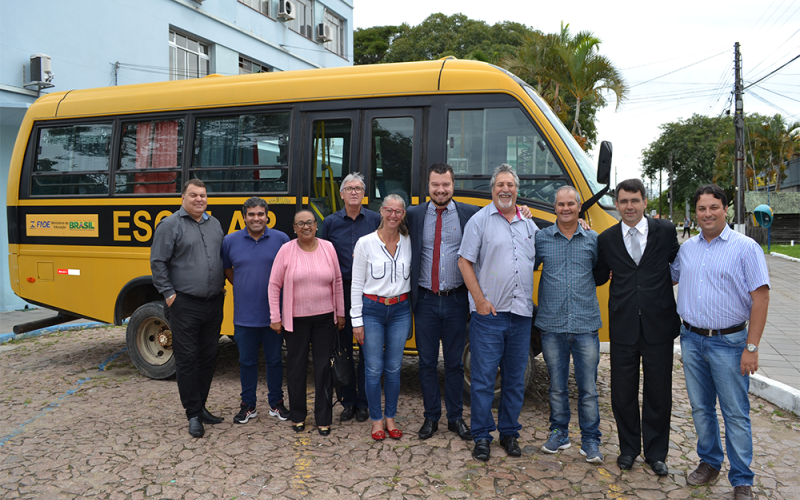 BARRA DO RIBEIRO É CONTEMPLADA COM MICRO-ÔNIBUS PARA A EDUCAÇÃO